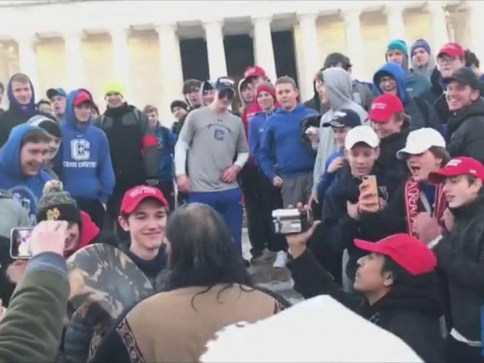 FOTO: Una diócesis en Kentucky se disculpó el sábado 19 de enero de 2019, luego de que surgieron videos que mostraban a los estudiantes burlándose de los nativos americanos fuera del Lincoln Memorial después de un mitin en Washington.