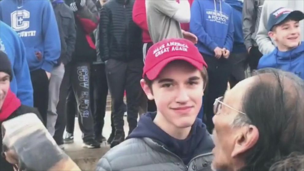 FOTO: Una diócesis en Kentucky se disculpó el sábado 19 de enero de 2019, luego de que surgieron videos que mostraban a un estudiante con un sombrero de Make America Great Again burlándose de los nativos americanos fuera del Lincoln Memorial después de un mitin en Washington.