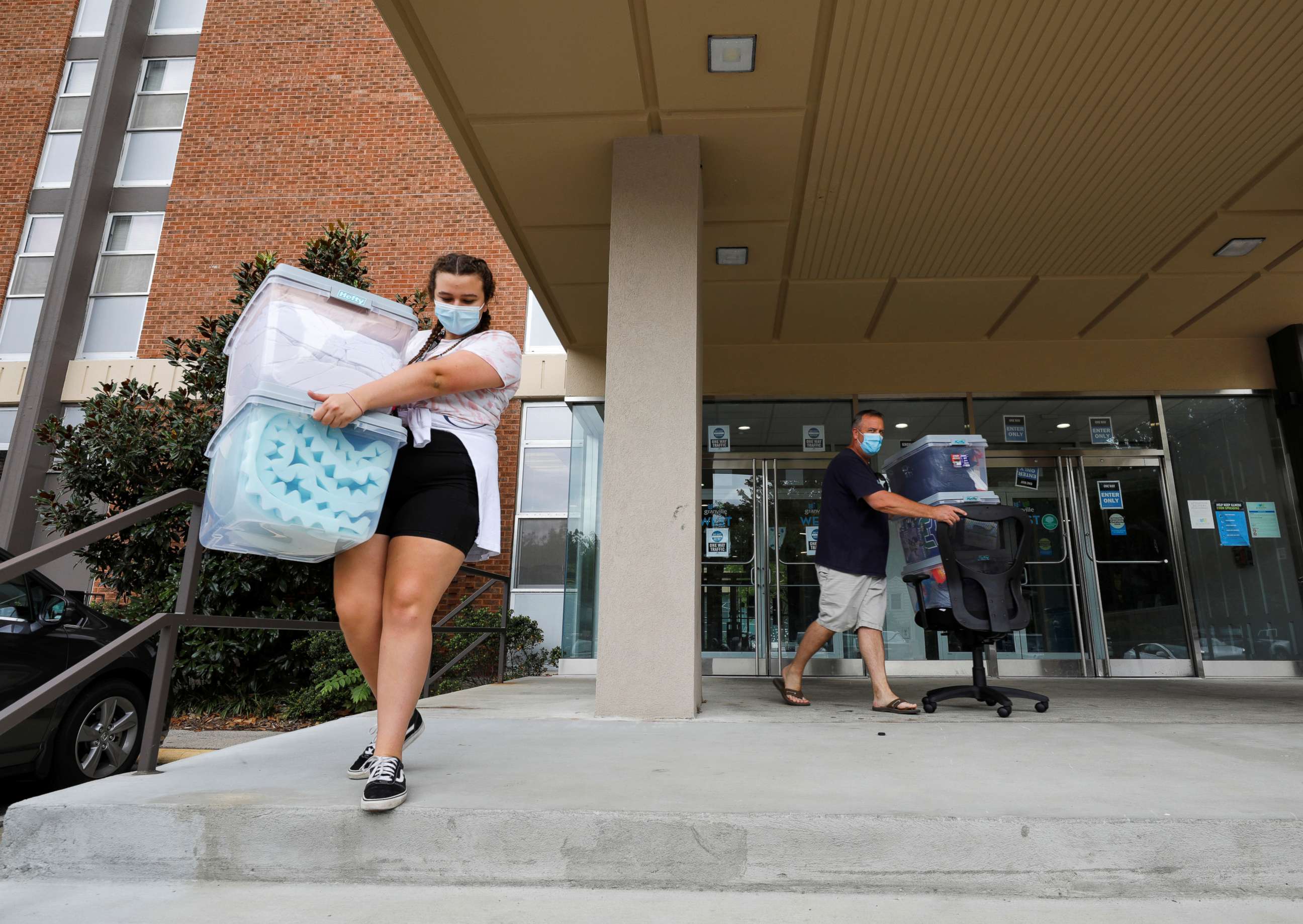 PHOTO: Students comply with a requirement by the University of North Carolina to move out of campus housing due to the coronavirus disease (COVID-19) outbreak in Chapel Hill, North Carolina, Aug. 30, 2020.
