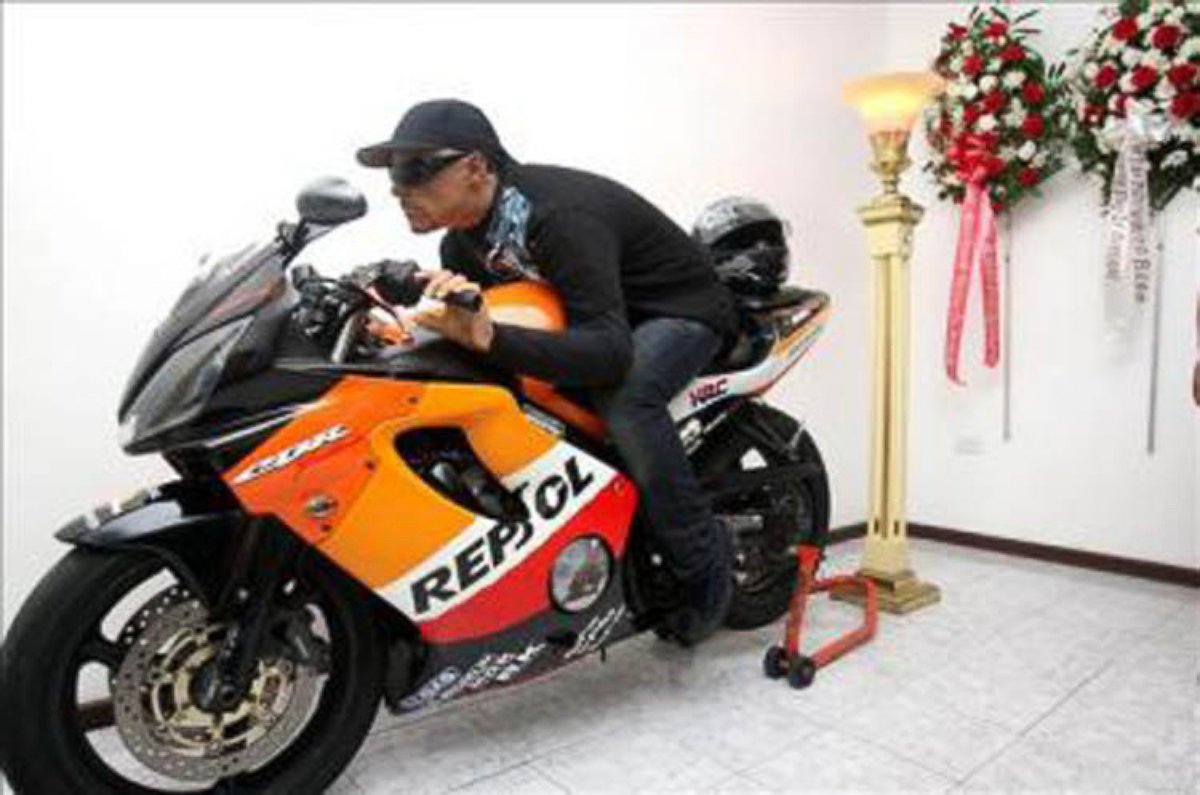 PHOTO: The body of David Morales Colón was placed on his motorcycle in a peculiar "viewing ceremony" that his family requested after he was shot in San Juan, Puerto Rico in May, 2012. 