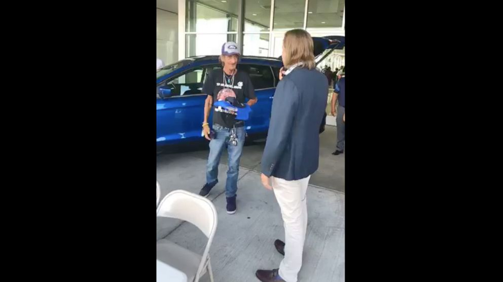 Casa Ford El Paso Tx >> Texas Man Whose Wife Was Killed In El Paso Shooting Gets New Car Casa Ford El Paso Tx >> Texas Man Whose Wife Was Killed In El Paso Shooting Gets New Car