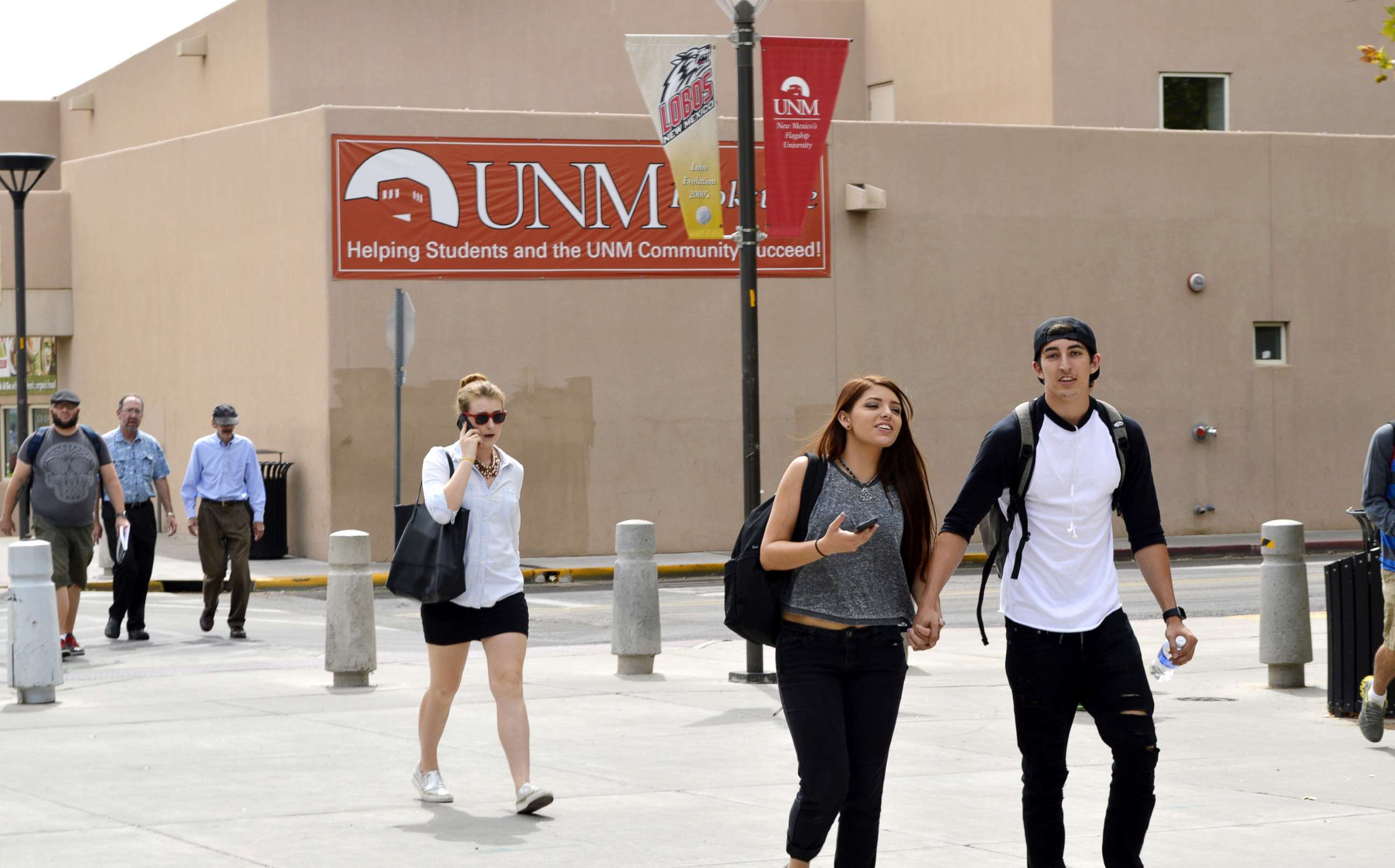 PHOTO:Students walk on the campus of the University of New Mexico in Albuquerque, Sept. 21, 2015. 