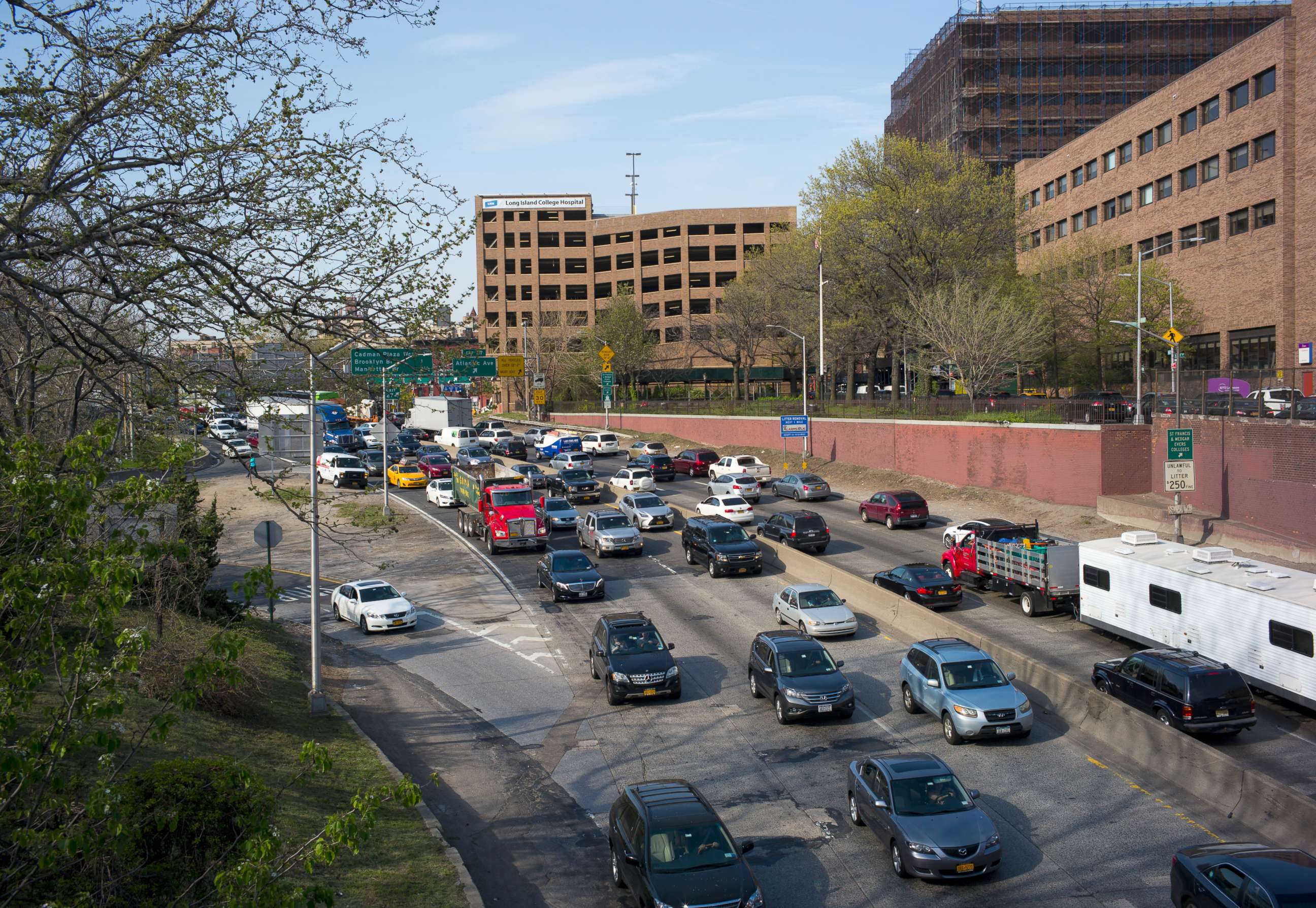 PHOTO: Elevated view of traffic on the Brooklyn-Queens Expressway as it approaches the Atlantic Avenue interchange in Brooklyn's Cobble Hill neighborhood, New York, April 21, 2016.