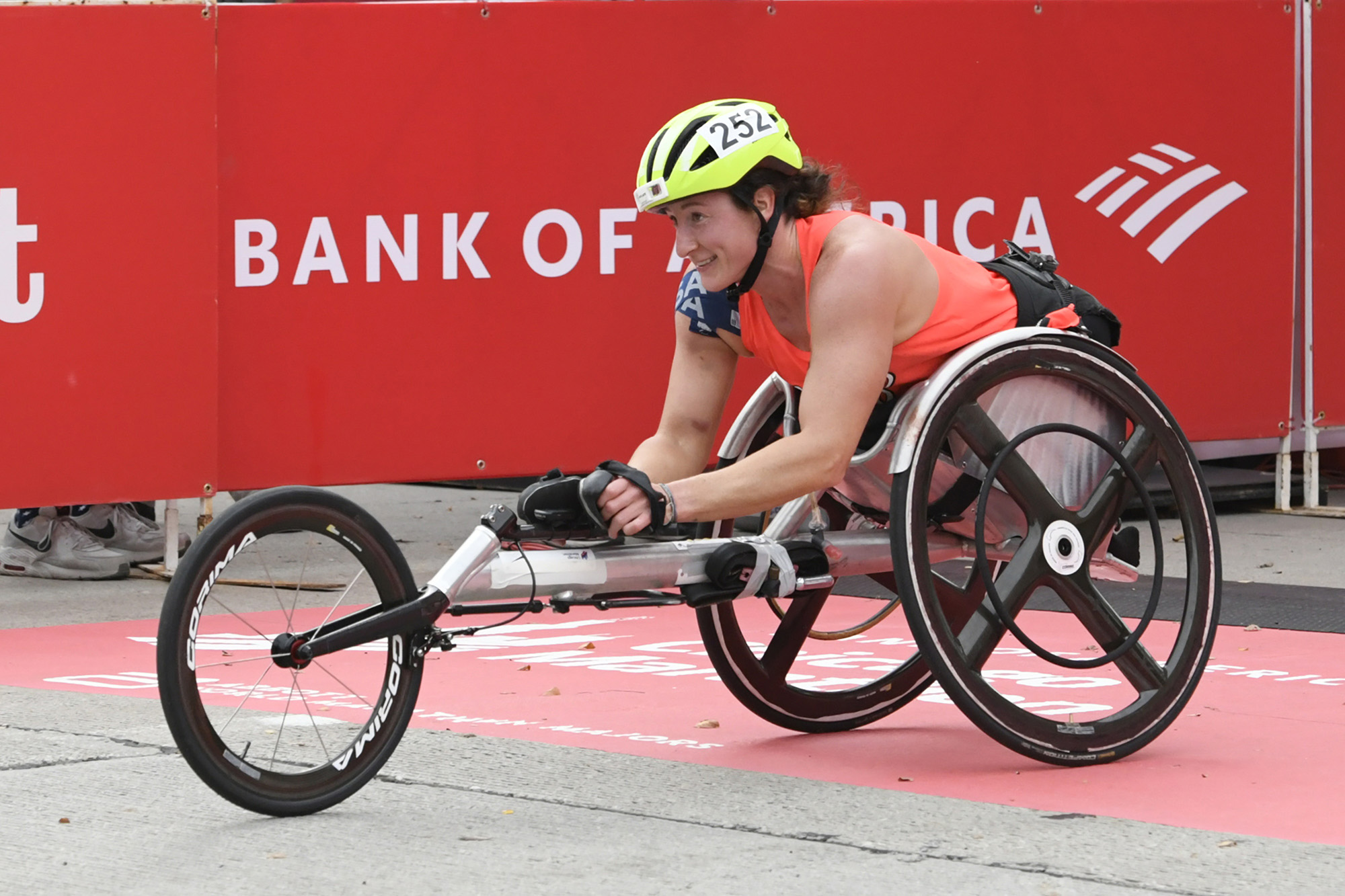 PHOTO: Tatyana McFadden of the United States, wins the Women's wheelchair 2021 Bank of America Chicago Marathon, Oct. 10, 2021.