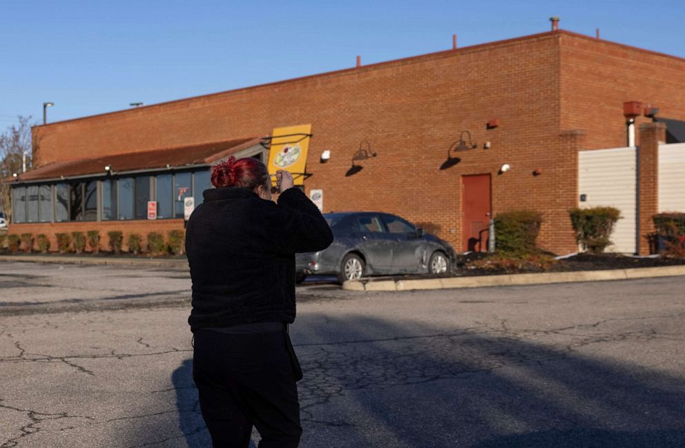 PHOTO: Nicki Schools puts on her face mask as she walks into Applebee's to work a dinner shift, Jan. 22, 2022, in Richmond, Va.