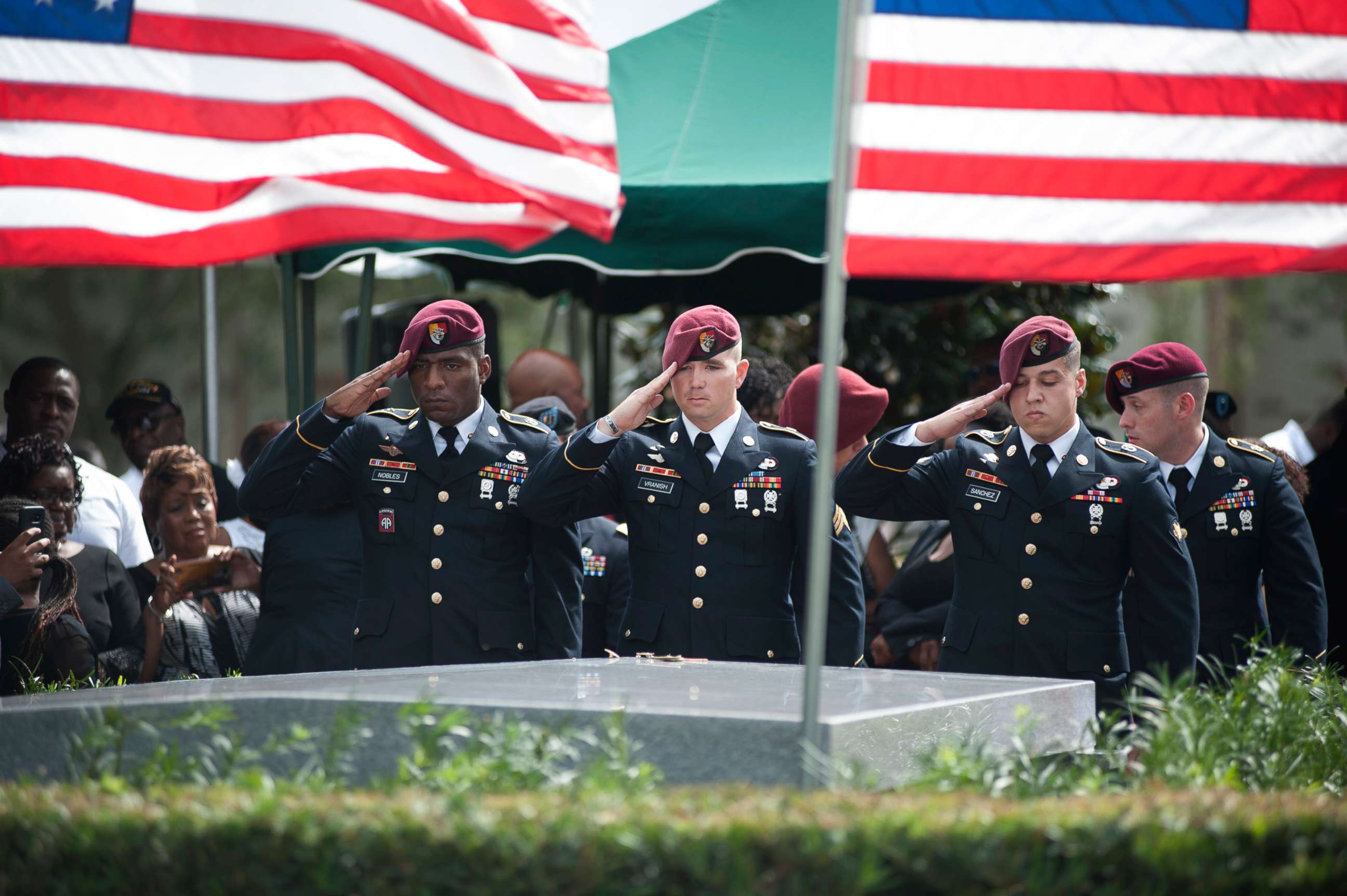 PHOTO: Members of the 3rd Special Forces Group, 2nd battalion salute the casket of Army Sgt. La David Johnson at his burial service in the Memorial Gardens East cemetery, Oct. 21, 2017 in Hollywood, Fla.