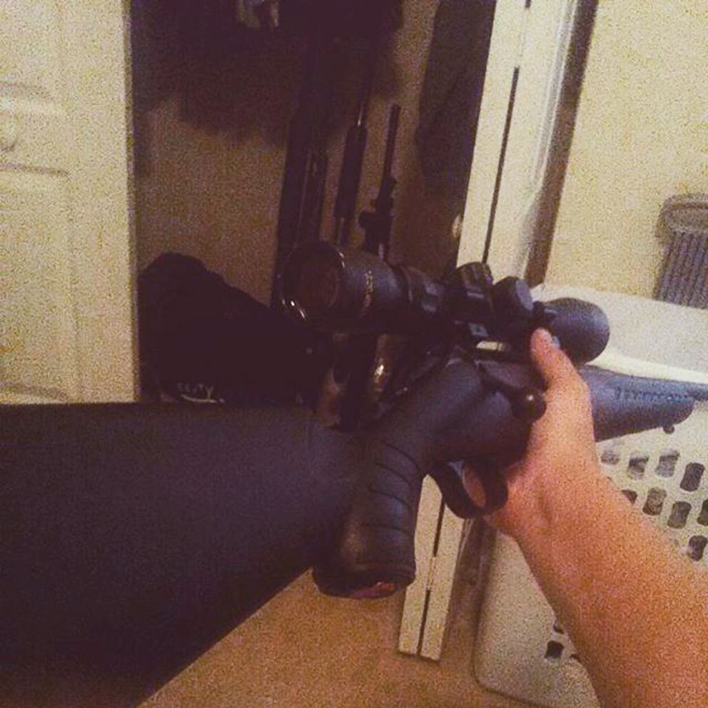 FOTO: esta foto publicada na conta Instagram de Nikolas Cruz mostra uma mão segurando uma arma.