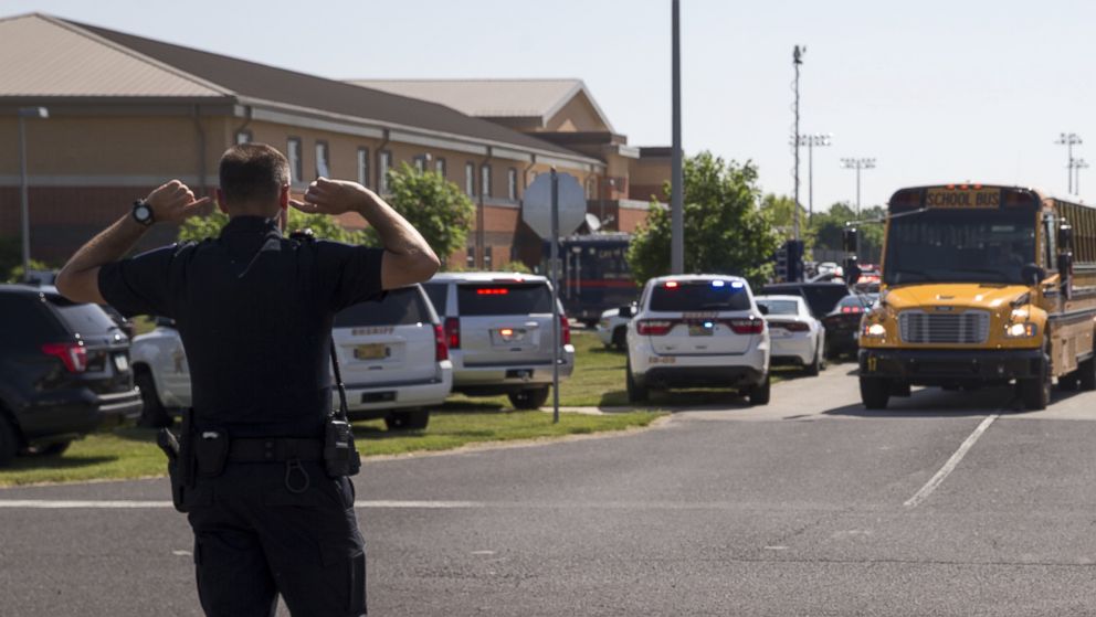 PHOTO: An officer directs traffic following a shooting at Noblesville West Middle School in Noblesville, Ind., May 25, 2018.