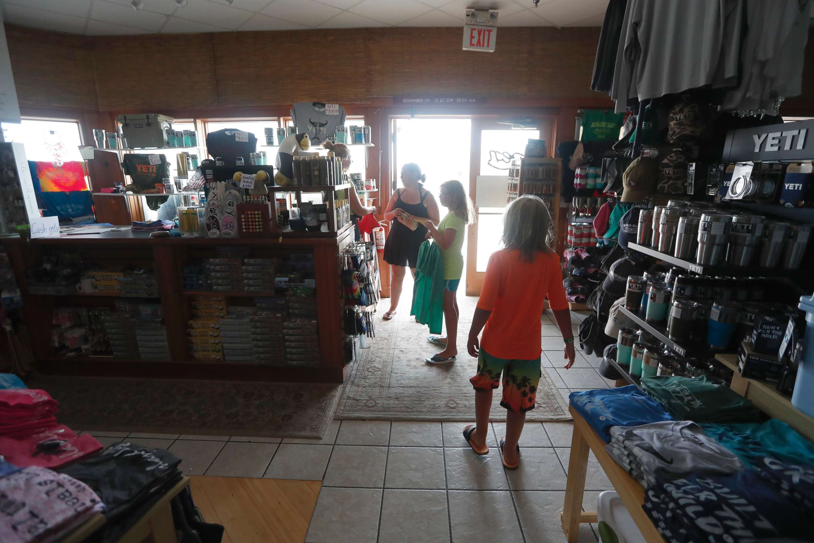 PHOTO: Tara Clark and her children, Eli, 9, and Lucy, 11, shop at Ocracoke Outfitters in Hatteras, N.C., July, 28, 2017.