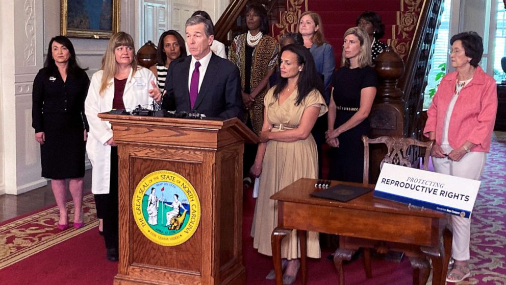 FOTO: Gobernador demócrata de Carolina del Norte.  Roy Cooper habla en la Mansión Ejecutiva en Raleigh, NC, el 6 de julio de 2022, antes de firmar una orden ejecutiva diseñada para proteger el derecho al aborto en el estado.