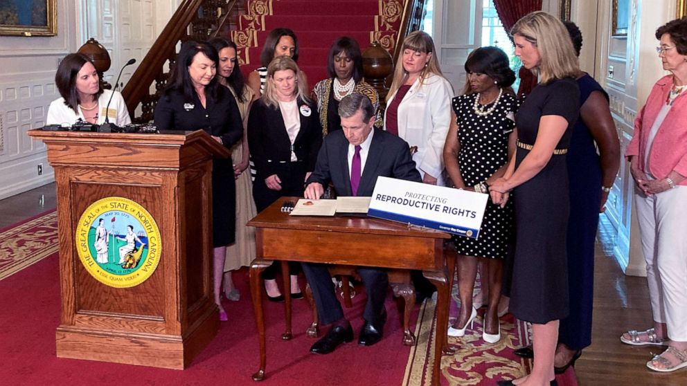 FOTO: Gobernador demócrata de Carolina del Norte.  Roy Cooper firma una orden ejecutiva diseñada para proteger el derecho al aborto en el estado en la Mansión Ejecutiva en Raleigh, NC el 6 de julio de 2022.