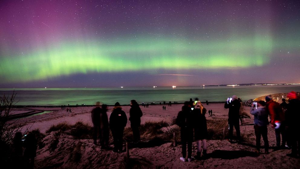 Guinness Dykker Mælkehvid Pilot maneuvers plane to give passengers 'amazing' view of northern lights  - ABC News