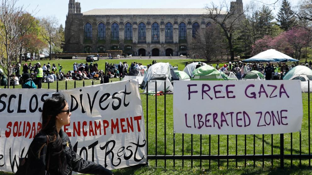 College protests updates: Police begin dismantling University of Chicago  encampment - ABC News