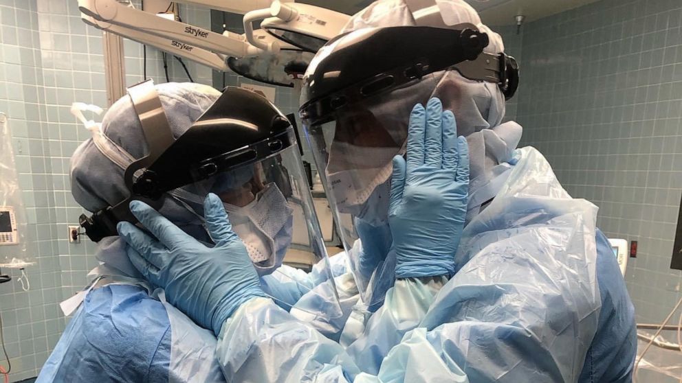 Photograph captures married nurses, in protective gear, sharing tender ...