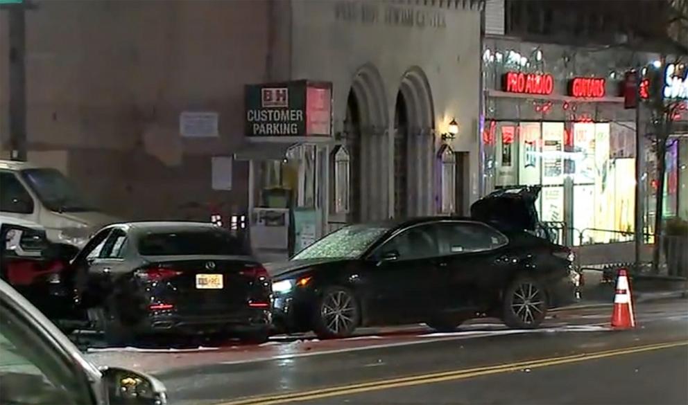 纽约市一名逆行驾驶者造成7名行人和1名警官受伤