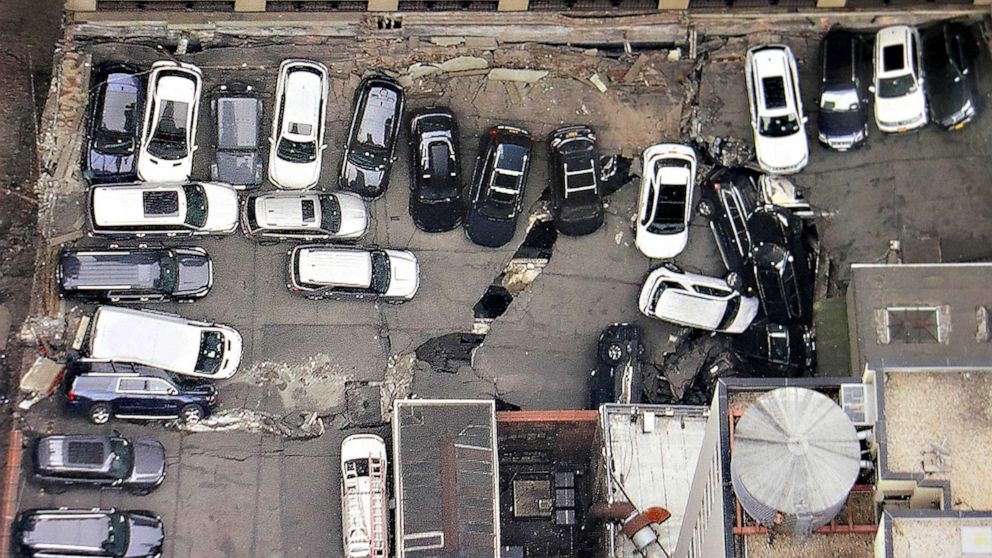 https://s.abcnews.com/images/US/nyc-garage-collapse-ap-mz-09-230419_1681922303024_hpMain_16x9_992.jpg