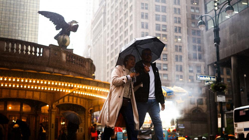 Nor'easter weakens after deadly Northeast battering
