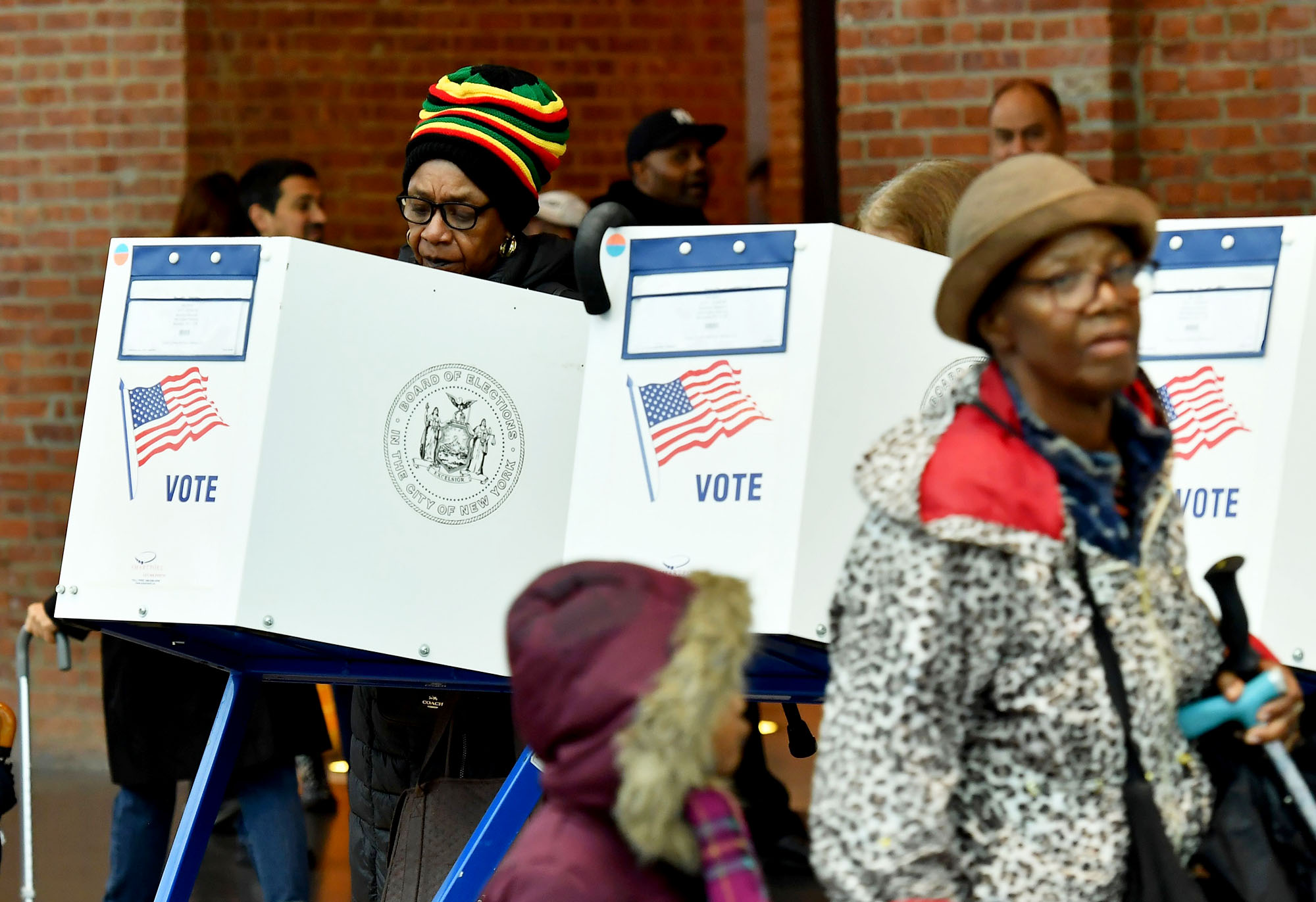 PHOTO: Voters cast their ballot in the midterm elections at the Brooklyn Museum polling station in New York, Nov. 6, 2018. 
