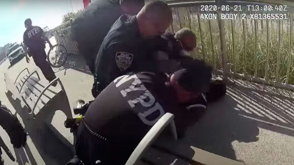 Nypd Officer Suspended After Filmed Using Chokehold On Suspect Abc News 