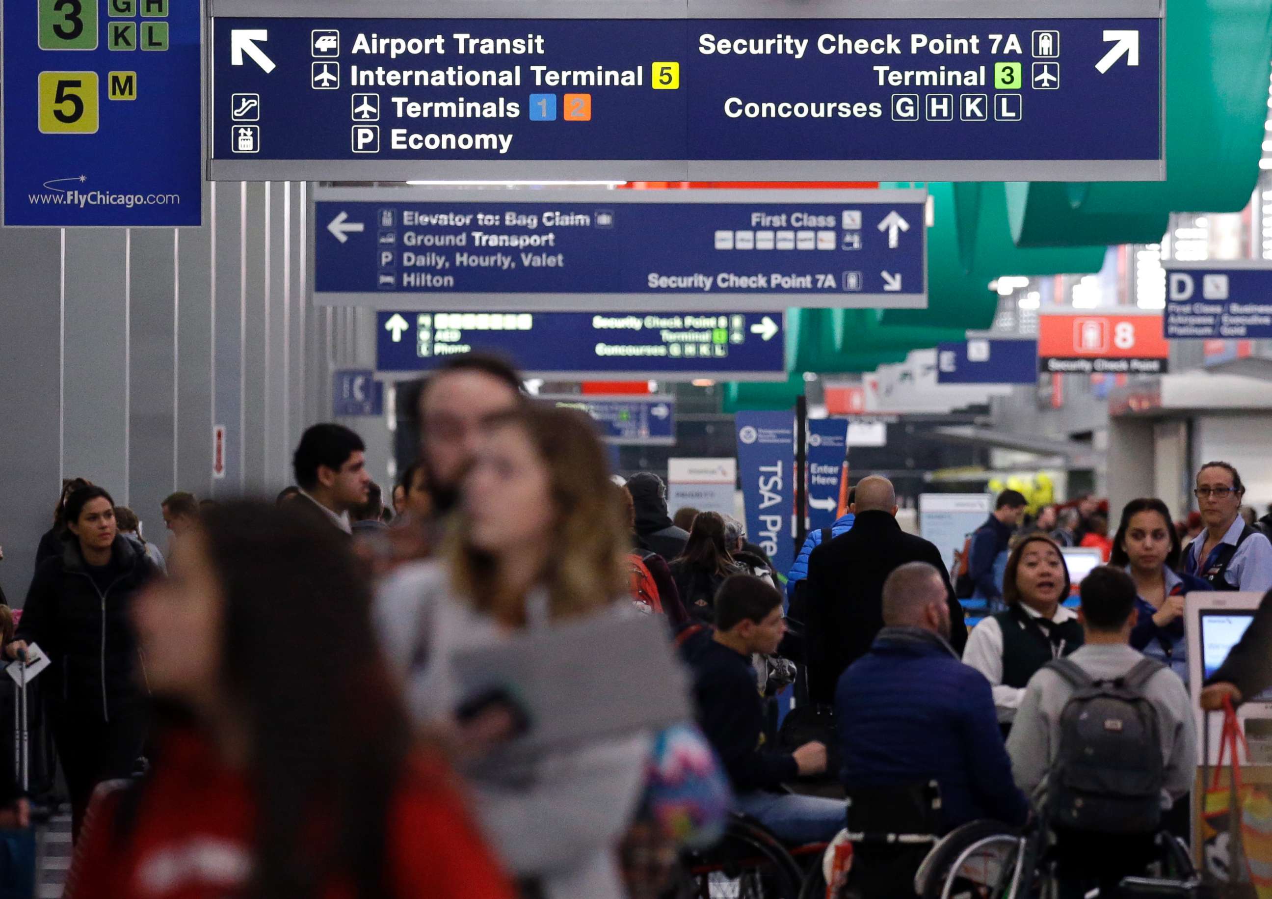 PHOTO: Passengers walk in Terminal 3 at O'Hare airport in Chicago, Nov. 21, 2017.