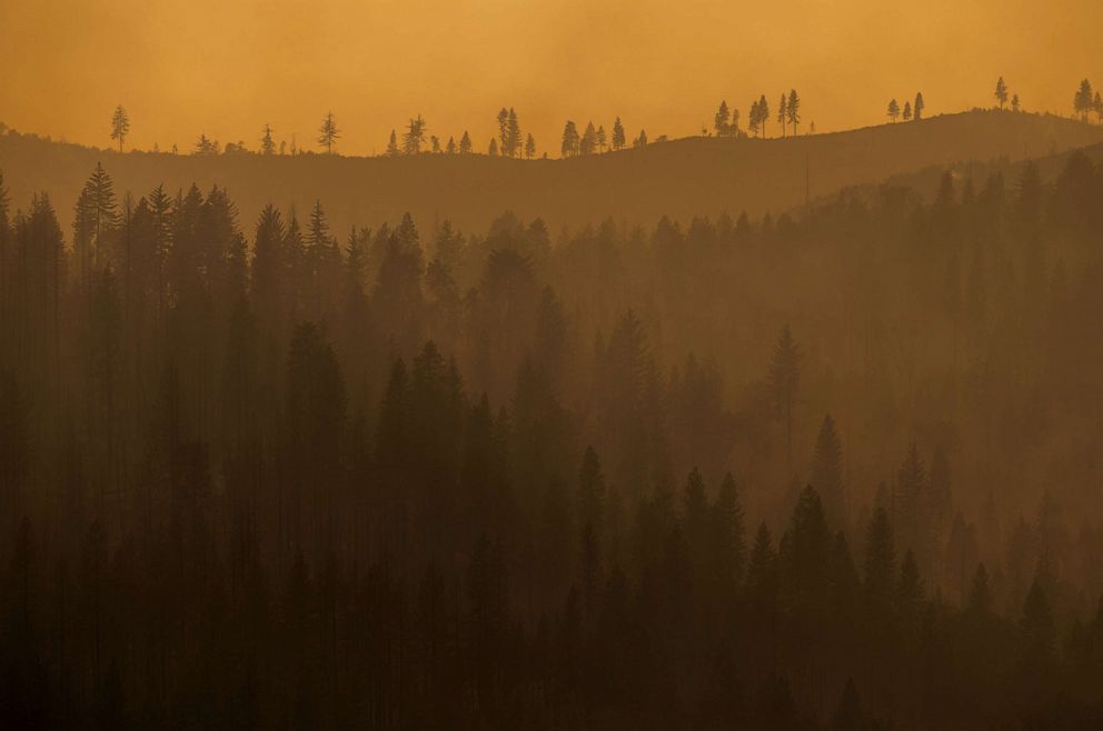 PHOTO: Ridges of forests smolder with smoke from the Oak Fire fils the sky near Mariposa, Calif., July 24, 2022. 