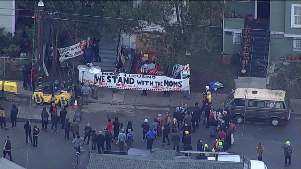 PHOTO: A group of homeless mothers were refusing to leave a vacant Oakland home they were squatting in.