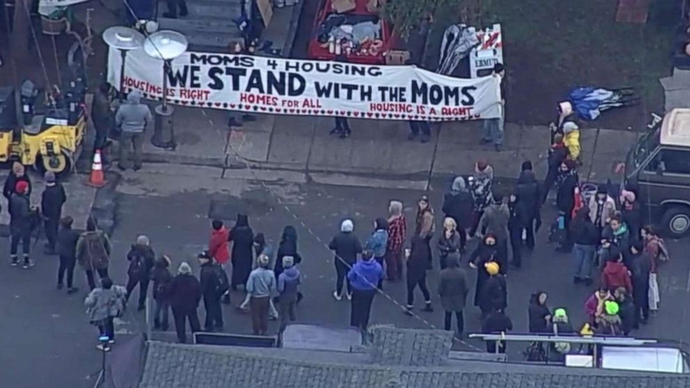 PHOTO: A group of homeless mothers were refusing to leave a vacant Oakland home they were squatting in.