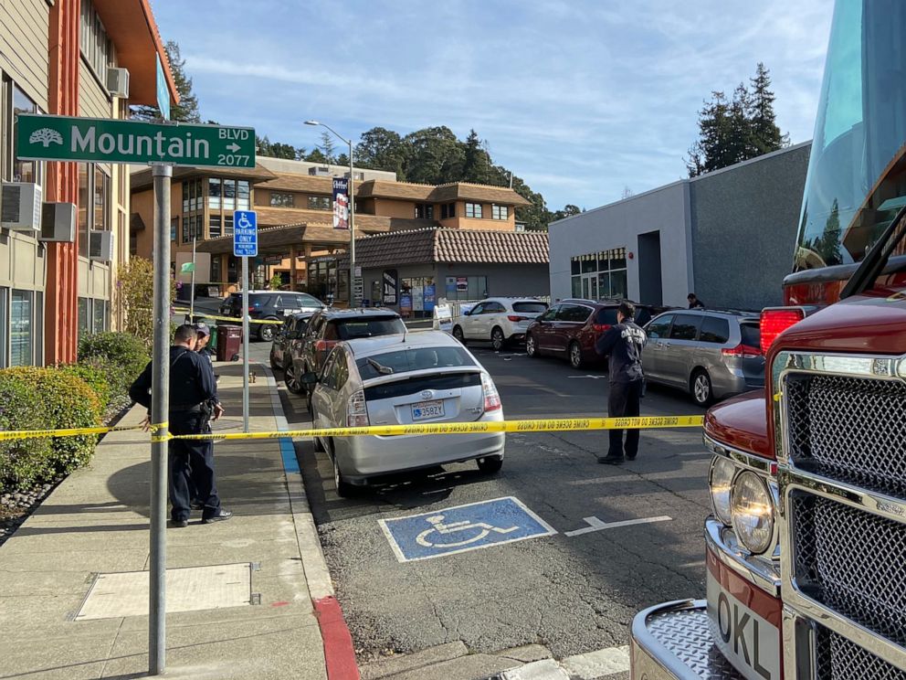 PHOTO: Police investigate the scene in Oakland, Calif., where a theft of a laptop led to the victim's death, Dec. 31, 2019.