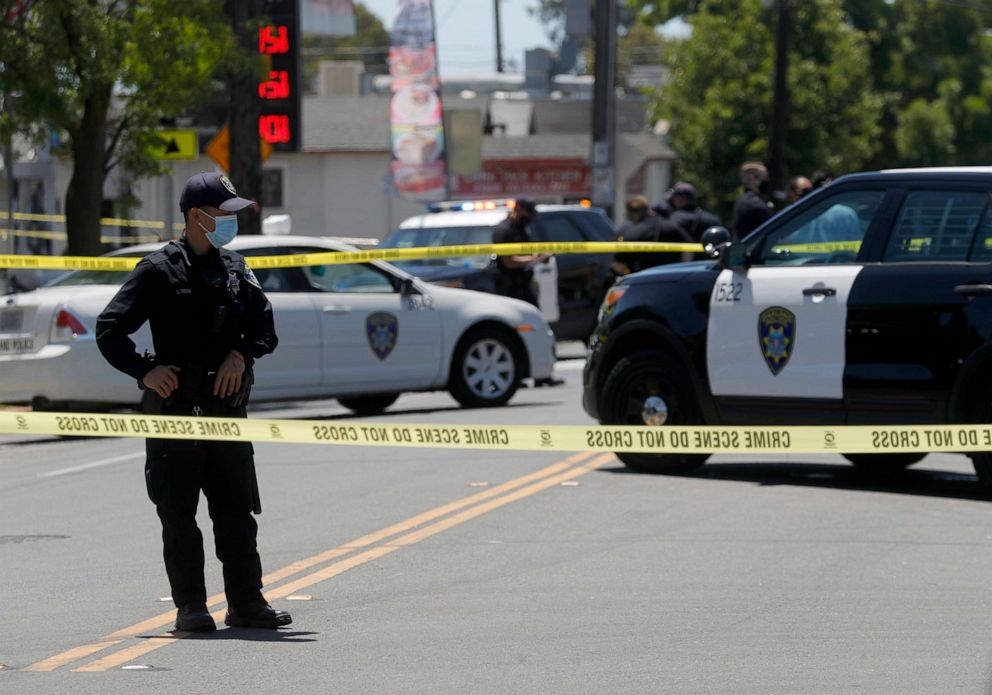 PHOTO: Oakland police investigate a homicide on 35th Avenue near Suter Street in Oakland, Calif., on May 26, 2021.