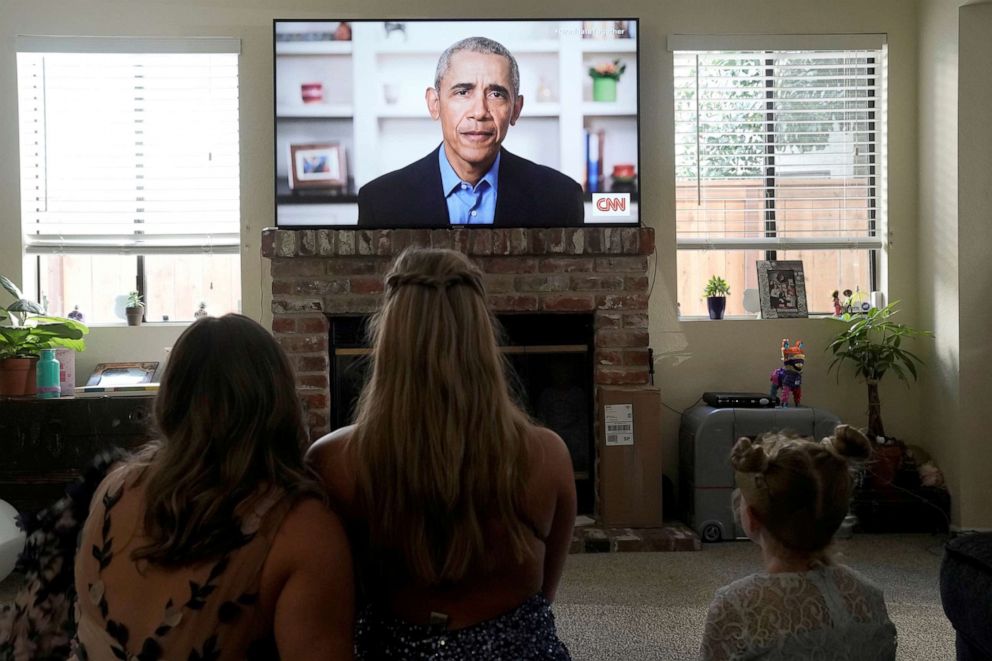 PHOTO: Torrey Pines High School graduating student Phoebe Seip (18, center), and her sisters Sydney (22, left) and Paisley, 6, watch former U.S. President Barack Obama deliver a virtual commencement address to millions of high school seniors.