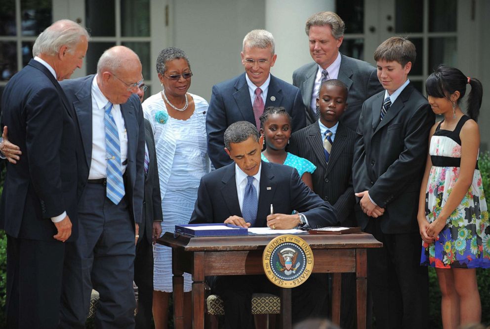 PHOTO: President Barack Obama signs the Family Smoking Prevention and Tobacco Control Act on June 22, 2009, at the White House.