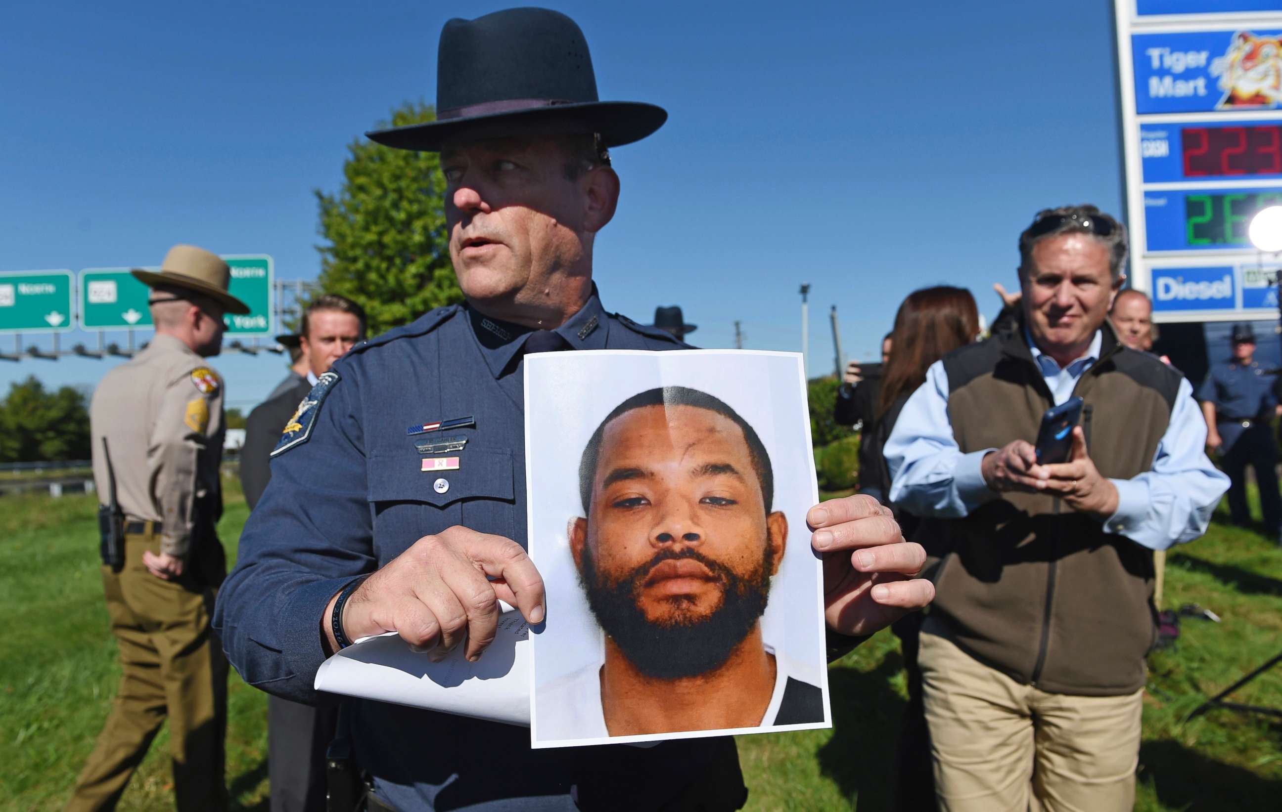 PHOTO: Harford County Sheriff Jeffrey Gahler shows a picture of suspect Radee Labeeb Prince, 37, after news conference