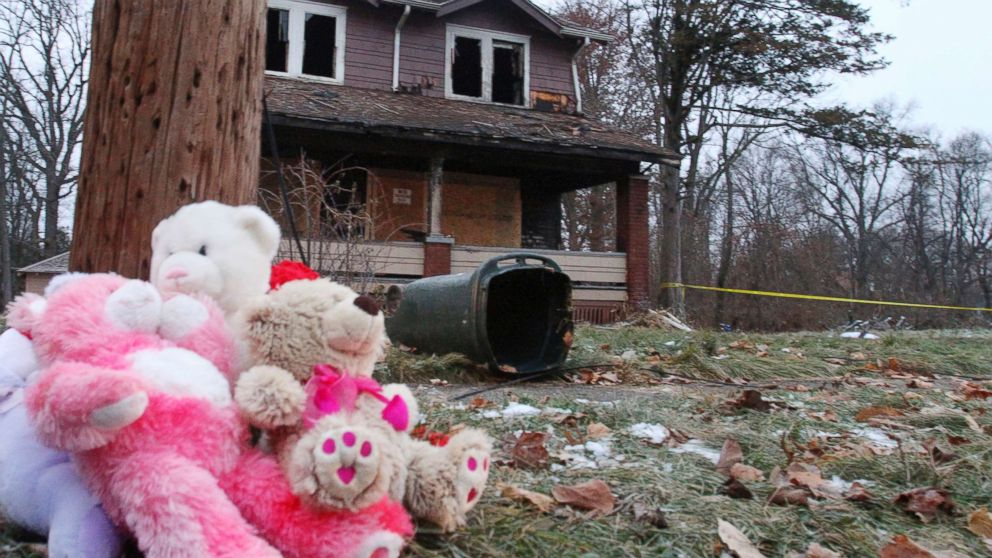 PHOTO: Stuffed animals rest against a pole at a makeshift memorial, Dec. 10, 2018, after a deadly fire on Dec. 9, 2018 in Youngstown, Ohio.