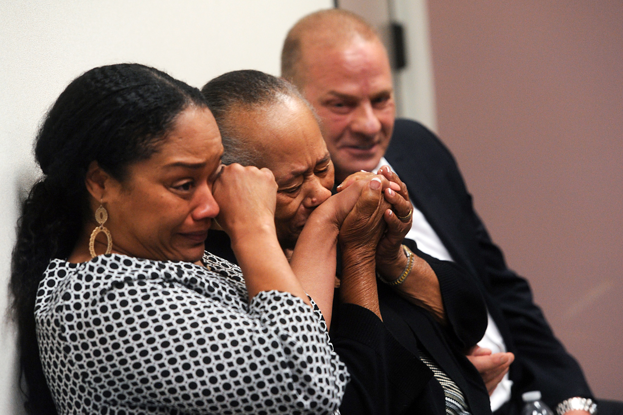 PHOTO: O.J. Simpson's daughter Arnelle Simpson, sister Shirley Baker and friend Tom Scotto react during Simpson's parole hearing at Lovelock Correctional Center, July 20, 2017 in Lovelock, Nev.