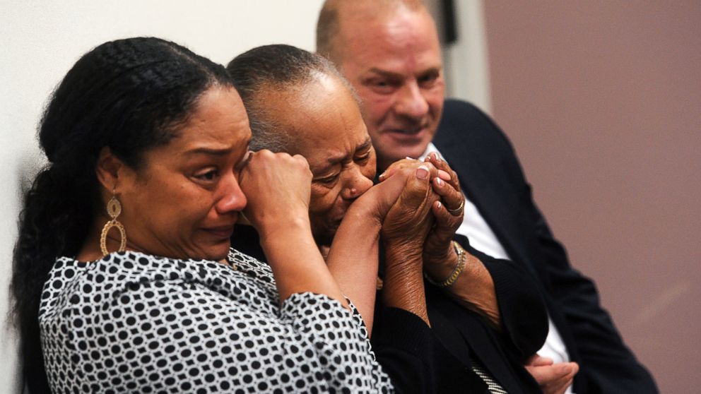 PHOTO: O.J. Simpson's daughter Arnelle Simpson, sister Shirley Baker and friend Tom Scotto react during Simpson's parole hearing at Lovelock Correctional Center, July 20, 2017 in Lovelock, Nev.