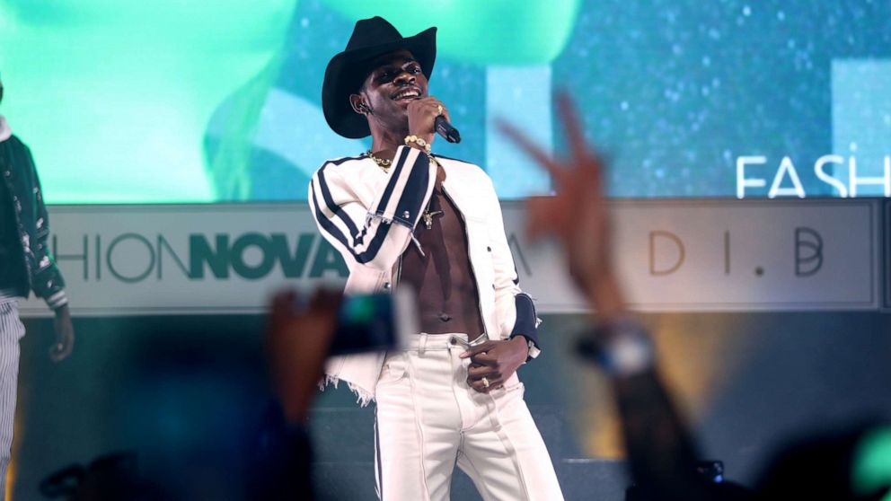 Can T Tell Lil Nas X Nothin How Old Town Road Changed His Life - lil nas x old town road roblox song id