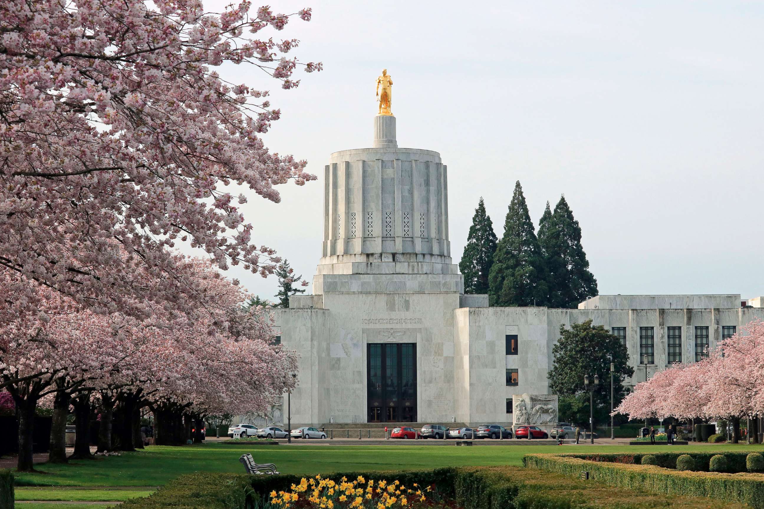 PHOTO: Oregon state capitol building in Salem, Oregon.