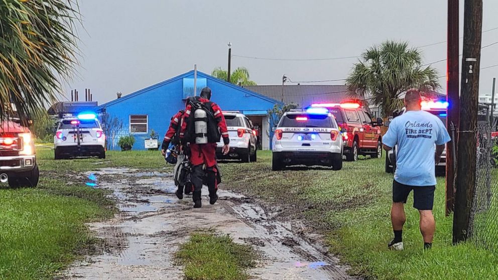 PHOTO: Search and rescue crews are looking for a child at Lake Fairview in Orlando, Fla., after a boat capsized following a lightning strike, Thursday, Sept. 15, 2022.
