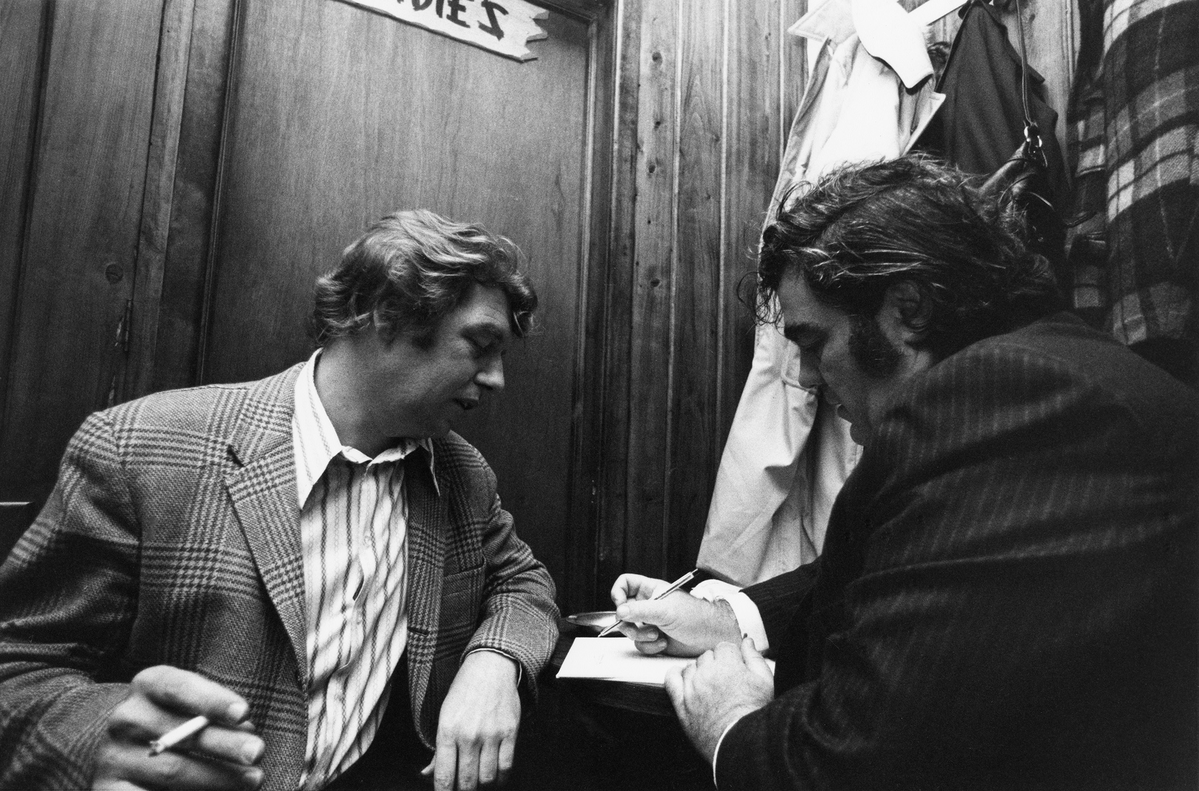 PHOTO: New York newspaper columnists Pete Hamill (l) and Jimmy Breslin.