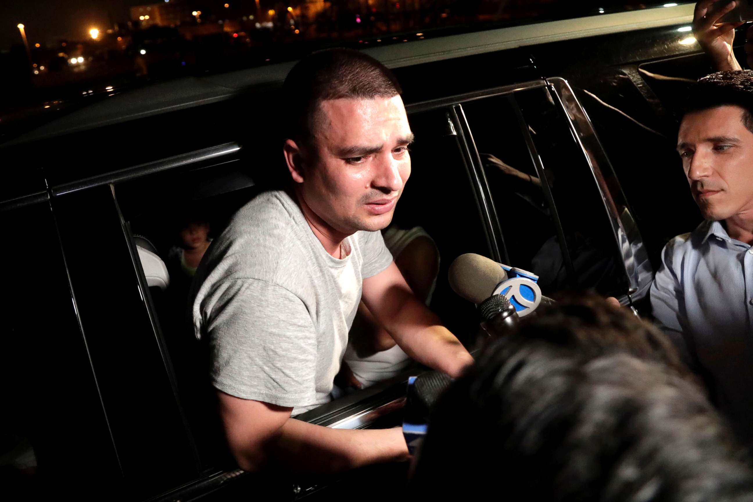 PHOTO: Pablo Villavicencio leans out of an SUV while talking to reporters after being released from the Hudson County Correctional Facility, July 24, 2018, in Kearny, N.J.