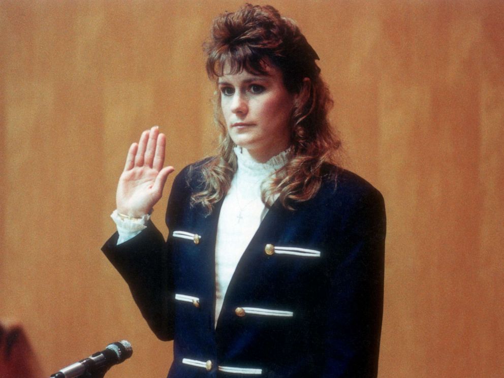 PHOTO: Pamela Smart gets sworn in before testifying in her own defense in Rockingham County Court.