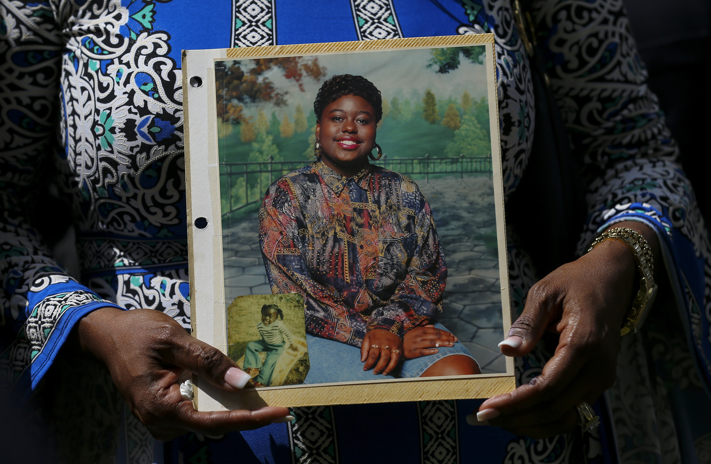 PHOTO: Antoinette Dorsey-James holds a picture of her sister Pamela Turner during a news conference outside the Harris County Civil Court in Houston, May 16, 2019.