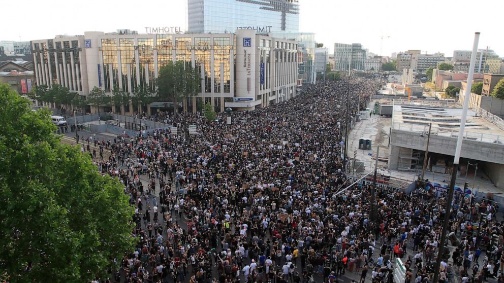 PHOTO: Thousands of people defied a police ban and converged on the main Paris courthouse for a demonstration to show solidarity with U.S. protesters and denounce the death of a black man in French police custody, June 2, 2020.