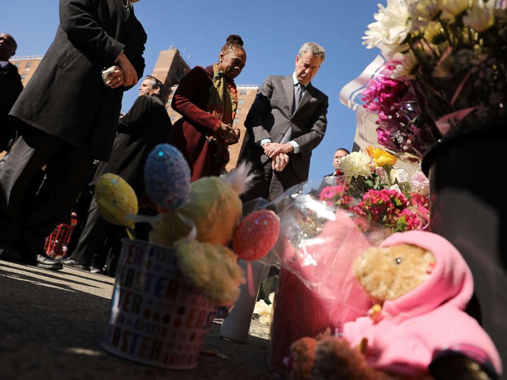 PHOTO: New York Mayor Bill de Blasio is joined by his wife Chirlane McCray and Councilman Brad Lander at a memorial at the site of an accident where two small children were killed by a driver in Brooklyn, March 7, 2018.
