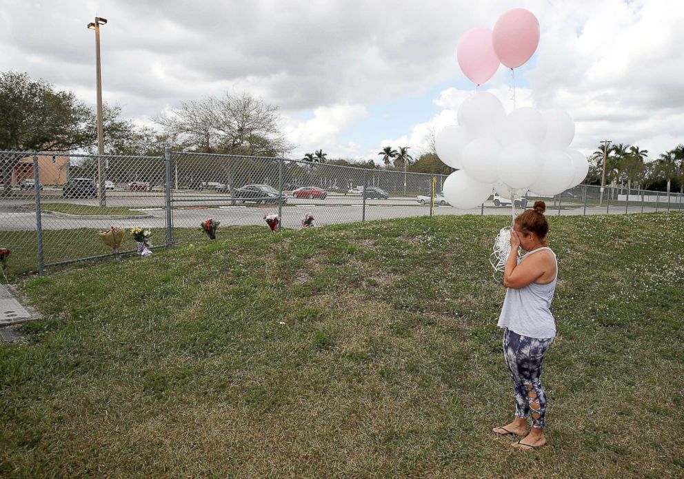 PHOTO: Glenis Rosario carries balloons to the Marjory Stoneman Douglas High School, Feb. 18, 2018 in Parkland, Fla.