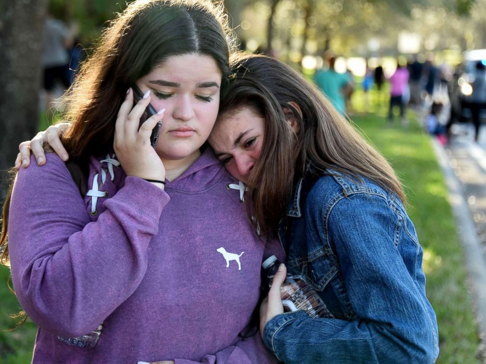 FOTO: os alunos reagem após um tiroteio no Marjory Stoneman Douglas High School em Parkland, Flórida, 14 de fevereiro de 2018.
