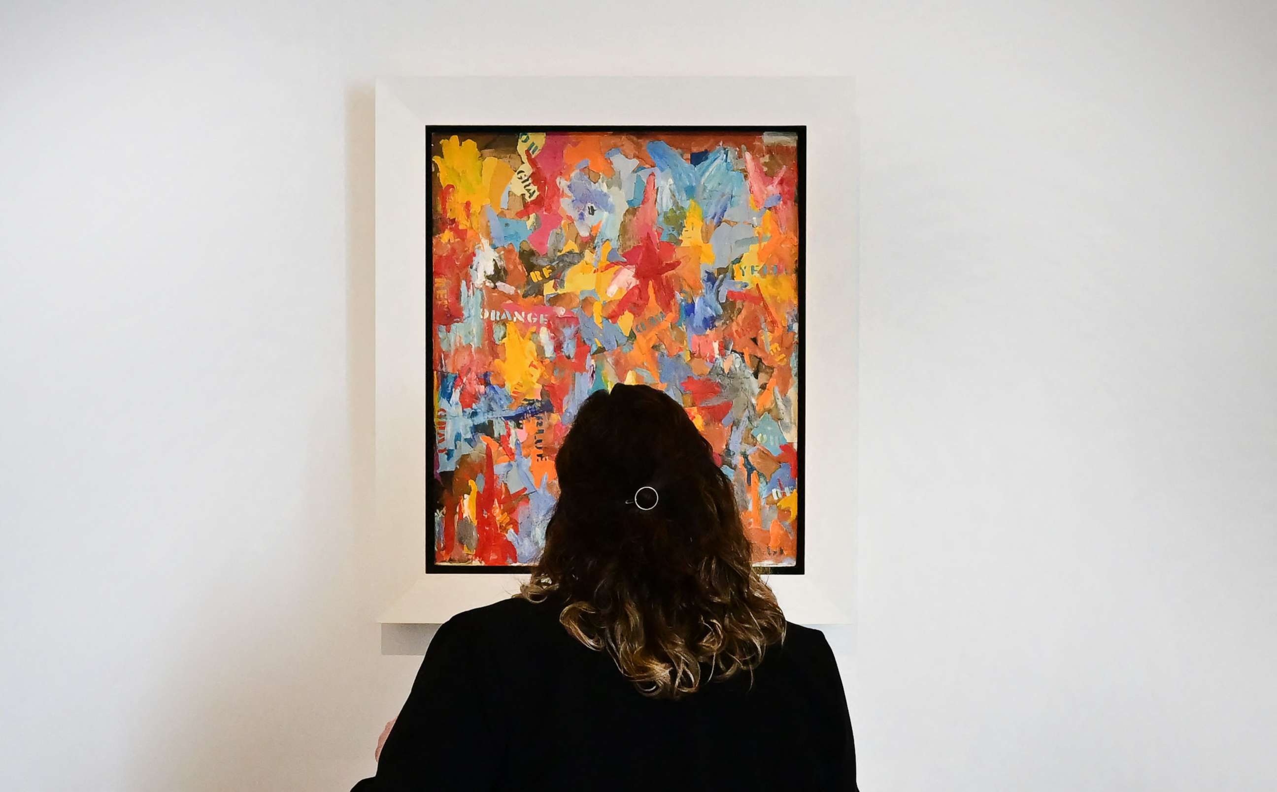 PHOTO: A woman views "Small False Start" by Jasper Johns on display at Christie's Los Angeles on October 12, 2022 in Beverly Hills, California during the media preview of "Visionary: The Paul Allen Collection."