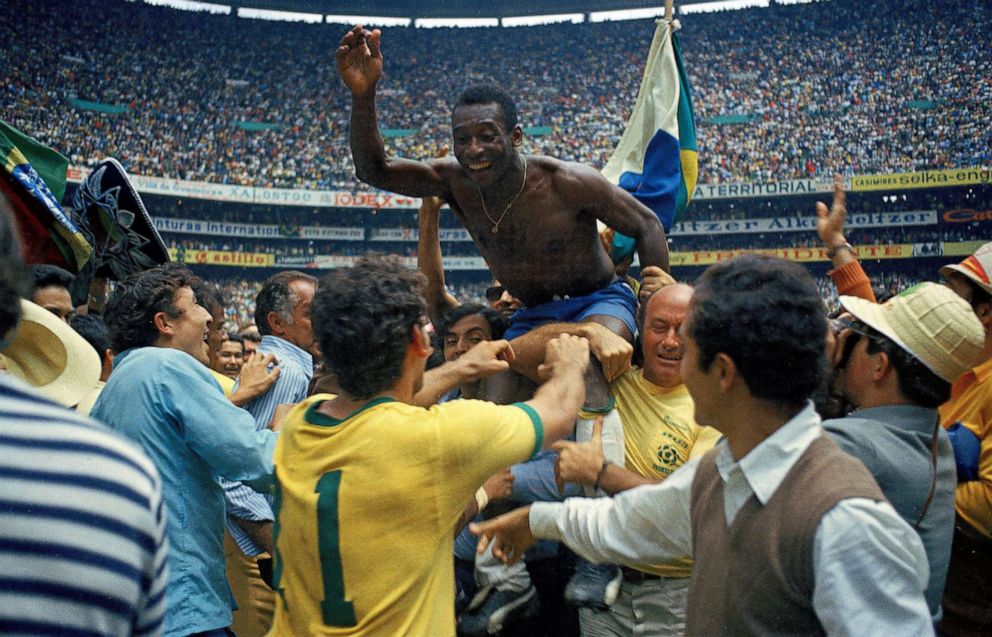 Foto: Edson Arantes do Nascimento Pele dari Brasil merayakan kemenangan setelah memenangkan Piala Dunia 1970 di Meksiko.