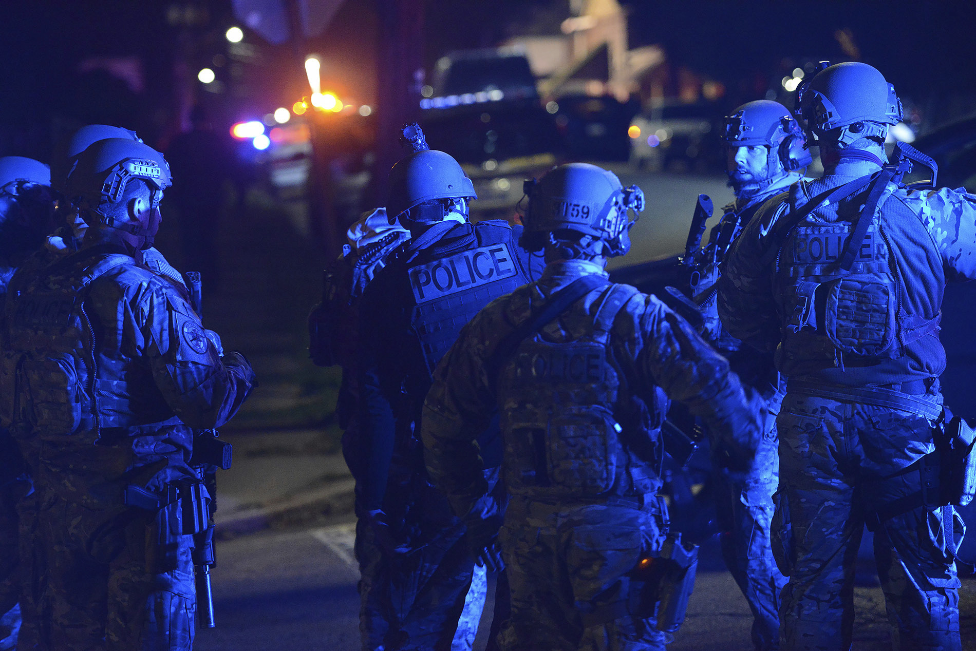PHOTO: SWAT members prepare to search the neighborhood where a police officer was fatally shot Friday, Nov. 17, 2017, in New Kensington, Pa.  