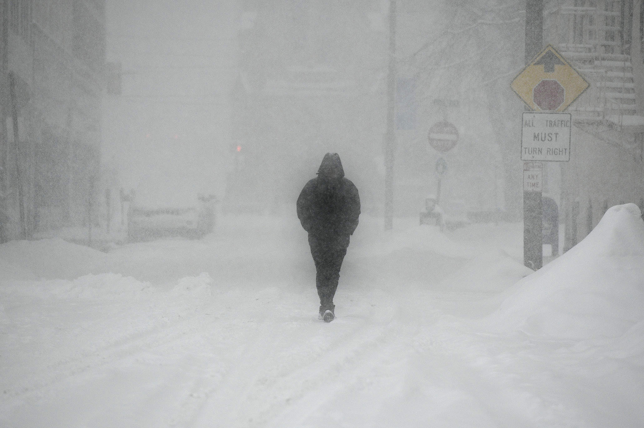 PHOTO: Khairi Musawir walks along Locust street in Johnstown, Pa., during a snow burst, Feb. 20, 2019.
